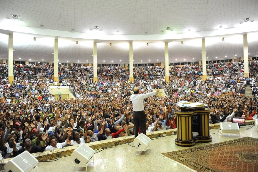 Imagem de capa - Bispo Macedo realiza a Vigília da Virada na África do Sul